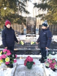  Возложение цветов к памятнику погибшим воинам
