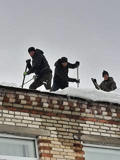 Очистка крыши начальной школы от снега и наледи